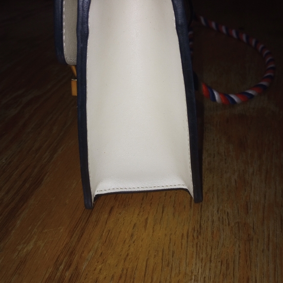 Gucci Sylvie Mini White Leather Shoulder Bag 470270 - Picture 2 of 5